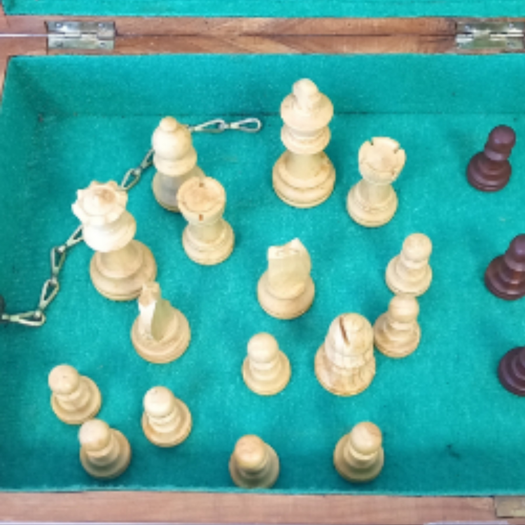 Voir photo 7 de Jeu d'échec en bois composé de 17 pièces plus un coffret. Jeu d'échec en bois composé de 17 pièces plus un coffret. Bon état - Vue 7 -